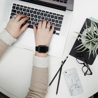 Online werken op computer Persoon op laptop