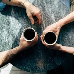 aan tafel met koffie tweetal aan tafel met koffie